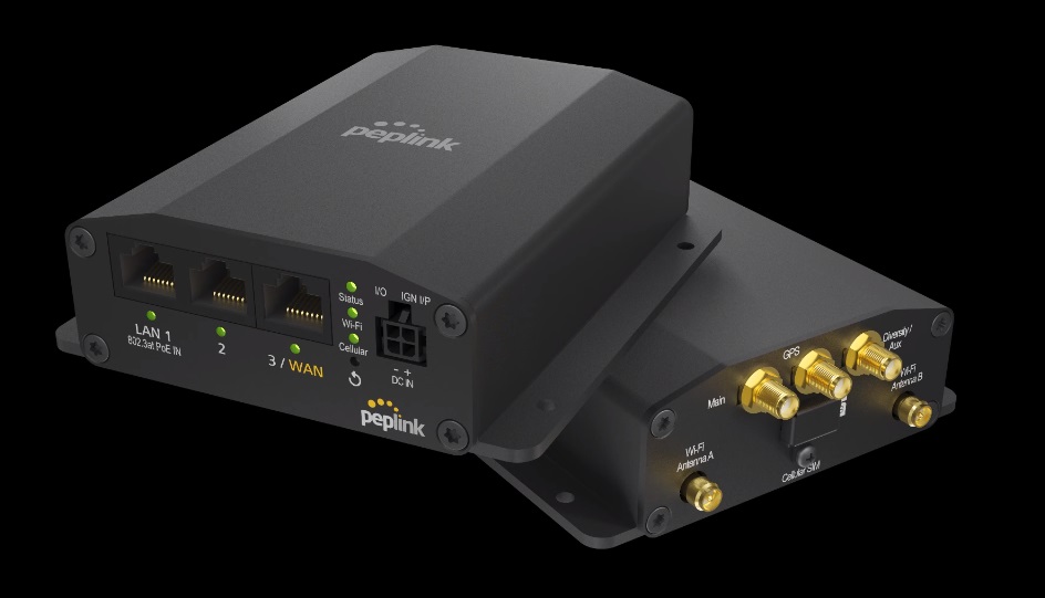 Dos routers negros último modelo peplink